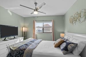 En eller flere senge i et værelse på Modern 2BRM 2BATHRM Condo Near Everything in Augusta