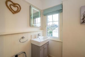 Koupelna v ubytování Sanctuary House + 49 fotografií