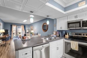 Køkken eller tekøkken på Modern 2BRM 2BATHRM Condo Near Everything in Augusta