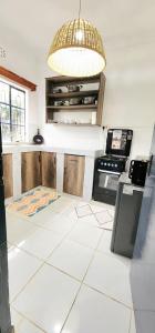 Η κουζίνα ή μικρή κουζίνα στο The Equator Haven