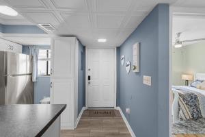 Et badeværelse på Modern 2BRM 2BATHRM Condo Near Everything in Augusta + 27 billeder