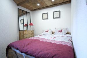 Ένα ή περισσότερα κρεβάτια σε δωμάτιο στο Appartement avec balcon au centre de la station, proche des remontées mécaniques