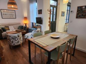 un soggiorno con tavolo e sedie in legno di La Baigneuse maison avec jardinet et parking privé, à 200 m plage a Cayeux-sur-Mer