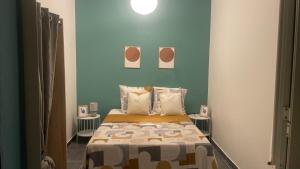 a small bedroom with a bed with blue walls at T3 moderne avec piscine proche de Family Plaza in Matoury