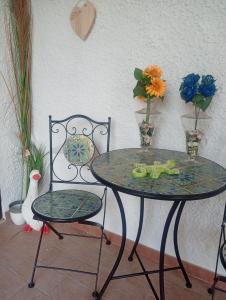 TABERNA ROMANA VILLA OCA b&b في فليتري: طاولة وكرسيين مع الزهور والمزهريات +8 صور