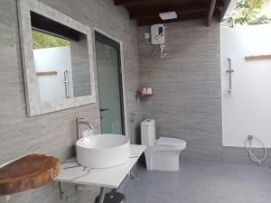 Phòng tắm tại Calma Eco Hotel +43 ảnh