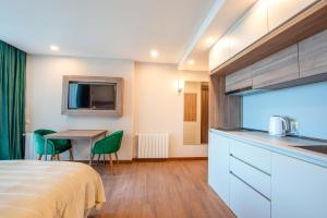 Kuchyň nebo kuchyňský kout v ubytování Sunset Residence & Hotel Batumi