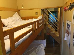 Tempat tidur susun dalam kamar di Farm&Inn Imodango Mura
