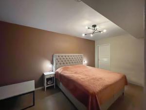 Un dormitorio con una cama y una lámpara sobre una mesa. en Cozy 3 Bedroom Holiday Home in Drammen, Norway, en Gullaug