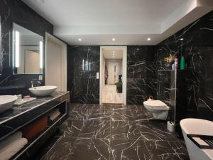 Un baño negro con dos lavabos y dos inodoros. en Cozy 3 Bedroom Holiday Home in Drammen, Norway, en Gullaug 41 fotos más