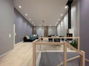 una sala de estar con una mesa y un sofá en Cozy 3 Bedroom Holiday Home in Drammen, Norway, en Gullaug