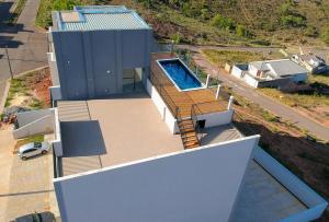 een luchtfoto van een huis met een zwembad bij Studio completo, Piscina, Wi-Fi e Garagem in Três Corações