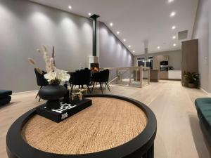 Una sala de estar con una mesa y un comedor. en Cozy 3 Bedroom Holiday Home in Drammen, Norway, en Gullaug