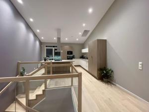 escalera en una sala de estar con cocina en Cozy 3 Bedroom Holiday Home in Drammen, Norway, en Gullaug