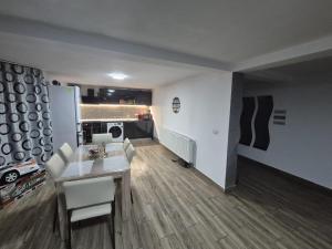 霍雷祖Casa ANDRADA的一间带桌椅的客厅和一间厨房 更多16张照片