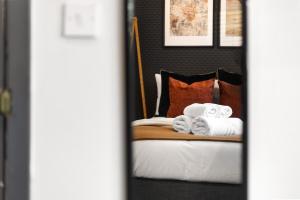 Postel nebo postele na pokoji v ubytování Comfy Room and Parking Fast Access to Central London