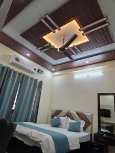 um quarto com uma cama e um ventilador de teto em Hotel Mestica Classic em Dehradun Airport