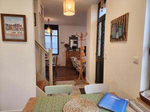 una sala da pranzo con tavolo e sedie di La Baigneuse maison avec jardinet et parking privé, à 200 m plage a Cayeux-sur-Mer