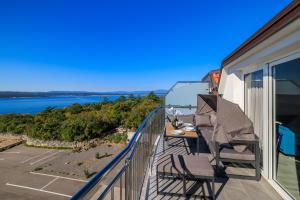 ein Balkon mit Blick aufs Wasser in der Unterkunft Apartments Sunshine E in Crikvenica