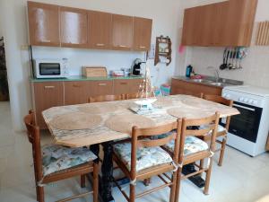 O bucătărie sau chicinetă la Villa Angelica +18 fotografii