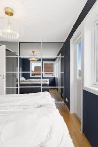 En eller flere senge i et værelse på The Terrace House 6 min from Tønsberg