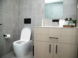 Ένα μπάνιο στο Clayton Luxe Retreat- Elegant 2 BDR with Balcony +14 φωτογραφίες