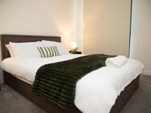 Ένα ή περισσότερα κρεβάτια σε δωμάτιο στο Clayton Luxe Retreat- Elegant 2 BDR with Balcony