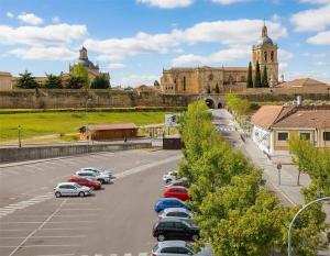 una fila di auto parcheggiate in un parcheggio di Hospedería Puerta de la Catedral a Ciudad-Rodrigo