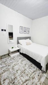 En eller flere senge i et værelse på Sao Luis Praia Studio + 11 billeder