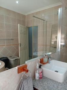 Ένα μπάνιο στο Bluebird guest house