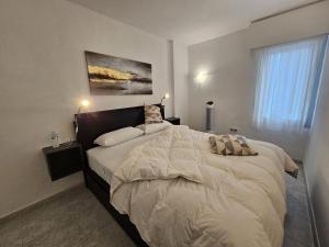 ein Schlafzimmer mit einem großen Bett und einem Fenster in der Unterkunft Aguila Relax Apartment in Benalmádena + 18 Fotos