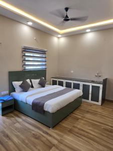 a bedroom with a large bed with a ceiling at Shree Hari Das Chamkili Nikunj in Vrindāvan