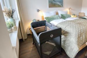 ein Schlafzimmer mit einem Bett und einem Stuhl darin in der Unterkunft Strumpfburg by Alpenglück Apartments in Kramsach + 33 Fotos