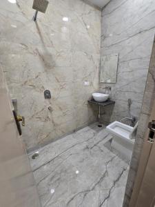 a bathroom with a sink and a toilet at Shree Hari Das Chamkili Nikunj in Vrindāvan