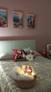 een bed met een mand met een kaars erop bij La ninfa B&B in Salerno +32 foto's