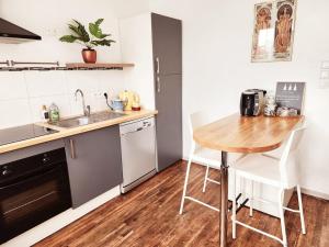 Η κουζίνα ή μικρή κουζίνα στο La Madrilène, de Saint-Cyr à Brocéliande +8 φωτογραφίες