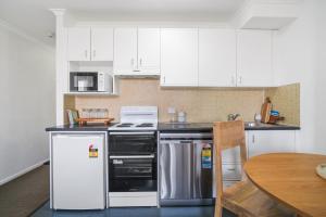 Η κουζίνα ή μικρή κουζίνα στο Harbourside Studio in Pyrmont with Pool, Gym, Sauna, & Parking spot