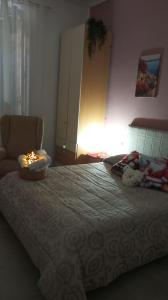 een slaapkamer met een bed met een kaars erop bij La ninfa B&B in Salerno