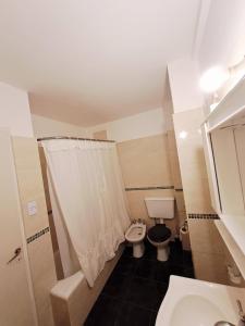 Ένα μπάνιο στο San Martin 58 by deppto