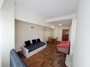 Χώρος καθιστικού στο San Martin 58 by deppto