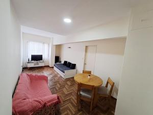 Μια τηλεόραση ή/και κέντρο ψυχαγωγίας στο San Martin 58 by deppto