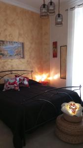 een slaapkamer met een bed met een zwarte sprei bij La ninfa B&B in Salerno