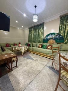 un soggiorno con un divano e una TV di Sweet and Simple a Oujda