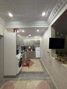 una cucina con frigorifero, lavatrice e asciugatrice di Sweet and Simple a Oujda