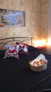 een slaapkamer met een bed met een mand met eten erop bij La ninfa B&B in Salerno