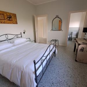 una camera da letto con un letto, un tavolo e uno specchio di B&B La Magnolia a Arena Po