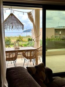 een terras met een tafel en stoelen bij Interni Villa by A&D Properties in Porto Rafti