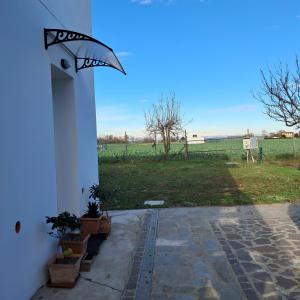 una casa con un aquilone appeso sul lato di B&B La Magnolia a Arena Po