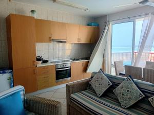 Una sala de estar con un sofá y una cocina. en Apartments Sea view, Praia Cabral, Boa Vista, en Sal Rei