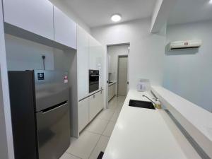 Kuchyň nebo kuchyňský kout v ubytování High floor Seaview 2BR Jazz Suite Bathtub &Sauna